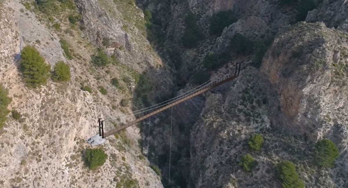El Saltillo, segundo 'caminito del rey', uno de los puentes colgantes más grandes de España. Imagen: La Gran Senda.
