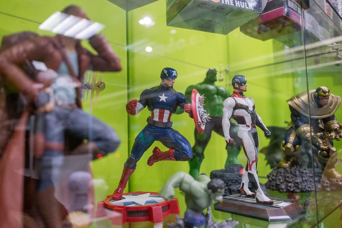 Figuras de Marvel en una vitrina.