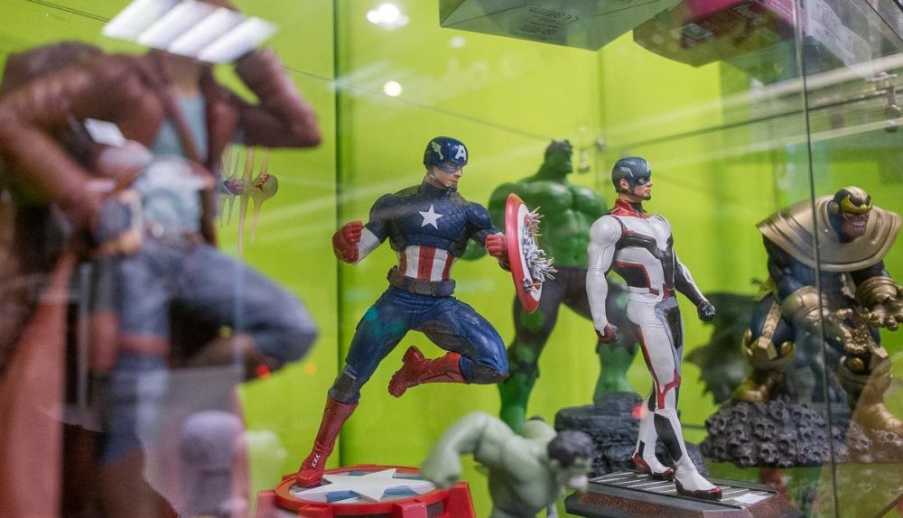 Figuras de Marvel en una vitrina.