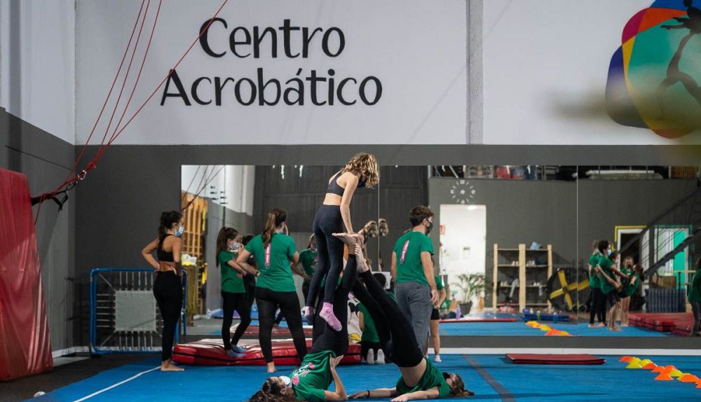 Ejercicios de gimnasia acrobática en el centro Diversia.