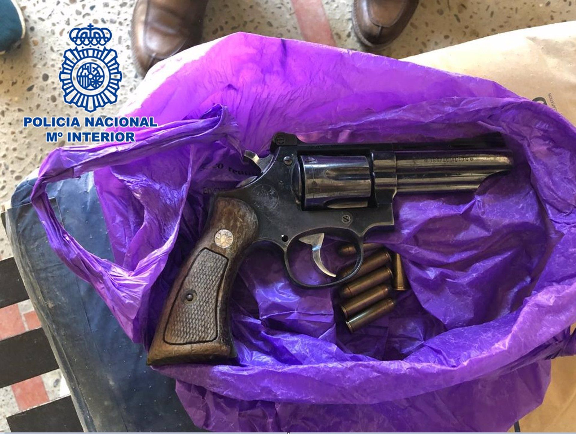 El revólver que guardaba el detenido. FOTO: Policía Nacional