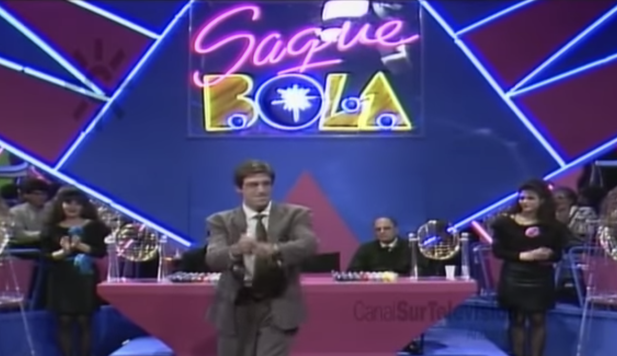 Imagen del primer programa de 'Saque bola', presentado por Emilio Aragón y que Canal Sur empezó a emitir a finales de los 80.