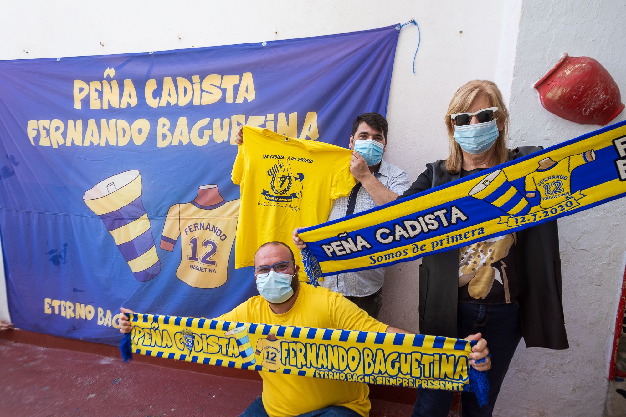 La madre y compañeros de Fernando 'El Baguetina', con las bufandas de la peña que lleva su nombre.