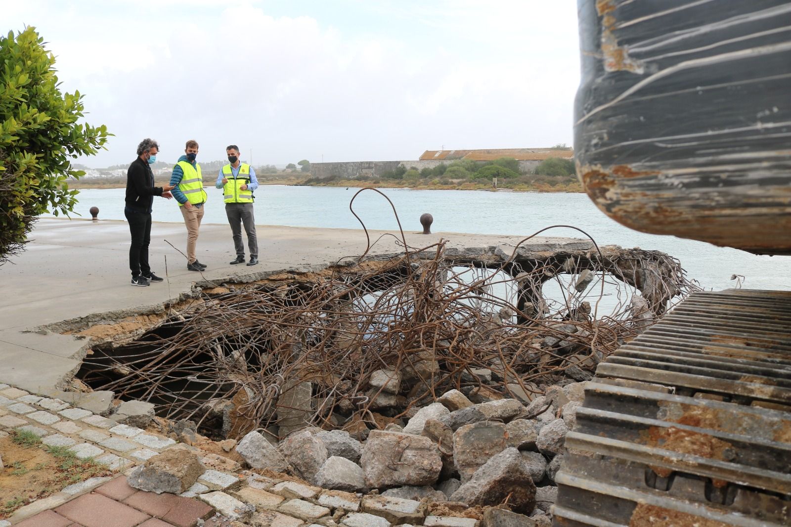 El alcalde de Barbate, Miguel Molina, y el delegado municipal de Vías y Obras, José Jiménez Navas, han visitado las obras de remodelación del frente portuario en el río Barbate.