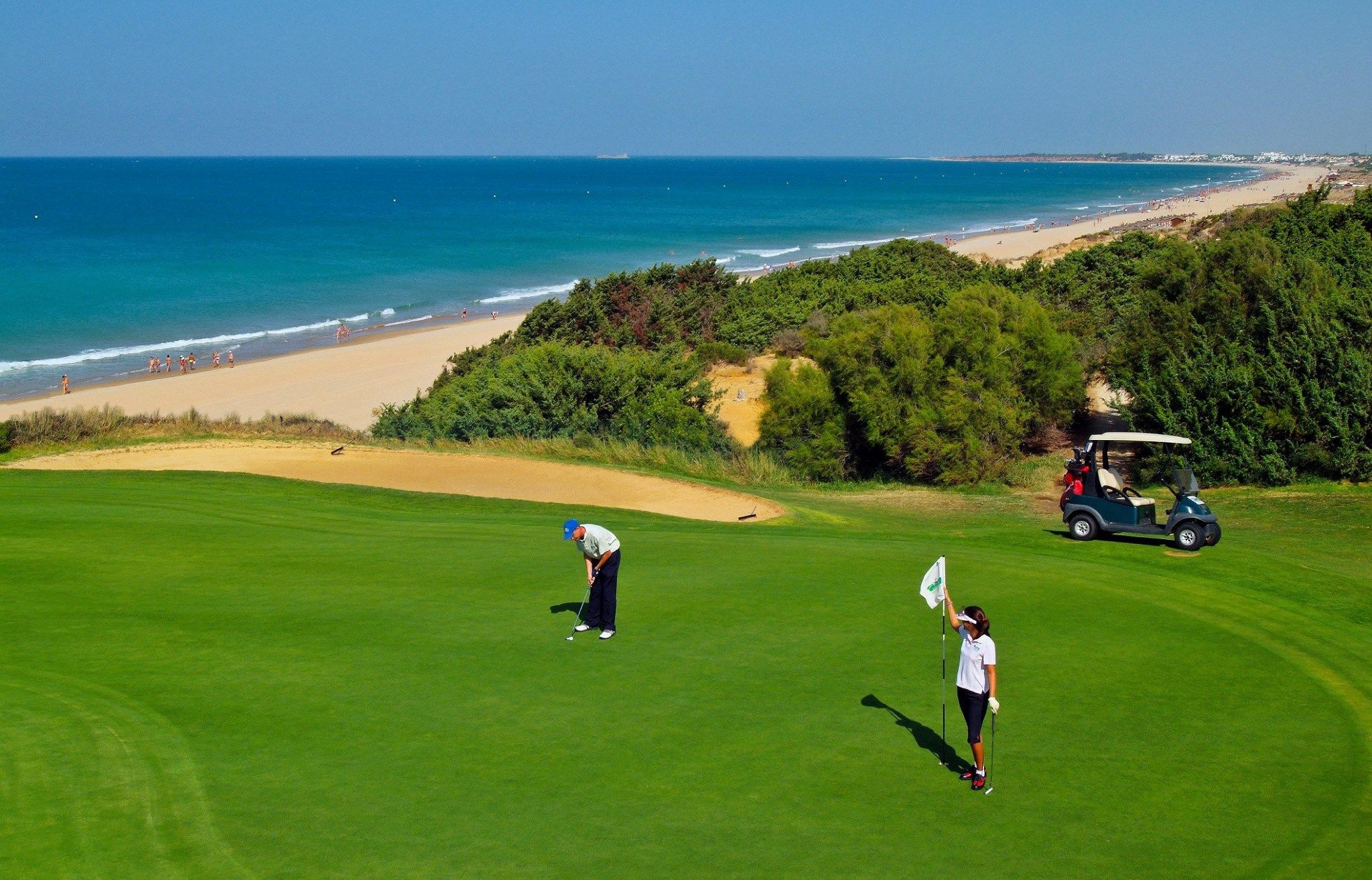 Una pareja, jugando al golf en el Golf Novo Sancti Petri de Chiclana, en una imagen de archivo.