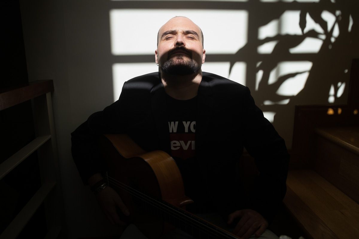 Santiago Lara, en su casa de Jerez, con su guitarra de los conciertos en ristre.