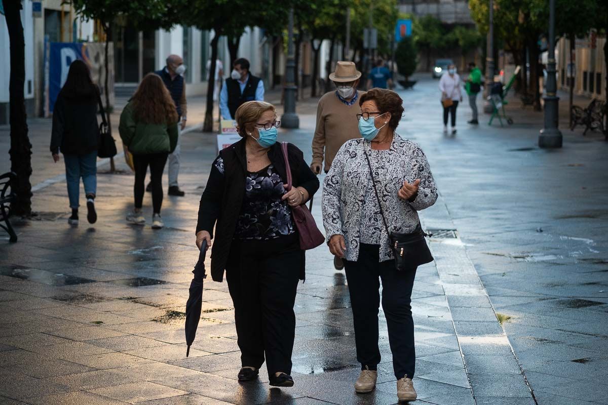 Dos mujeres pasean por Jerez, por calle Larga, recientemente.