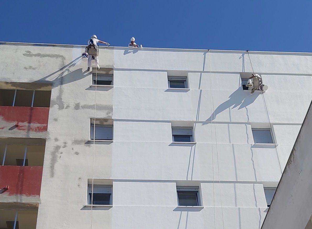 Operarios durante las labores de pintado de la fachada del Hospital de Jerez.