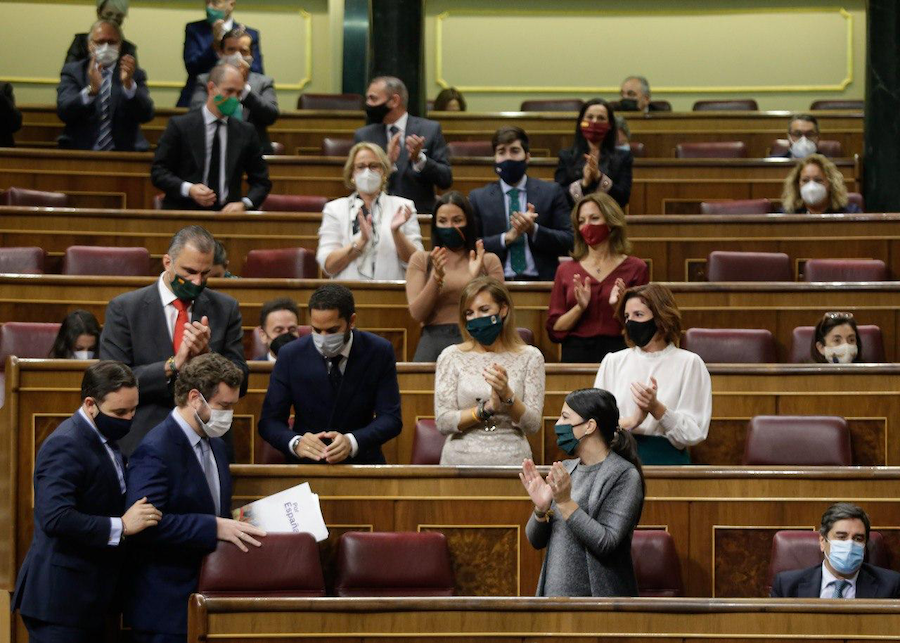 El líder de Vox, Santiago Abascal, llegando a su escaño, durante la moción de censura.