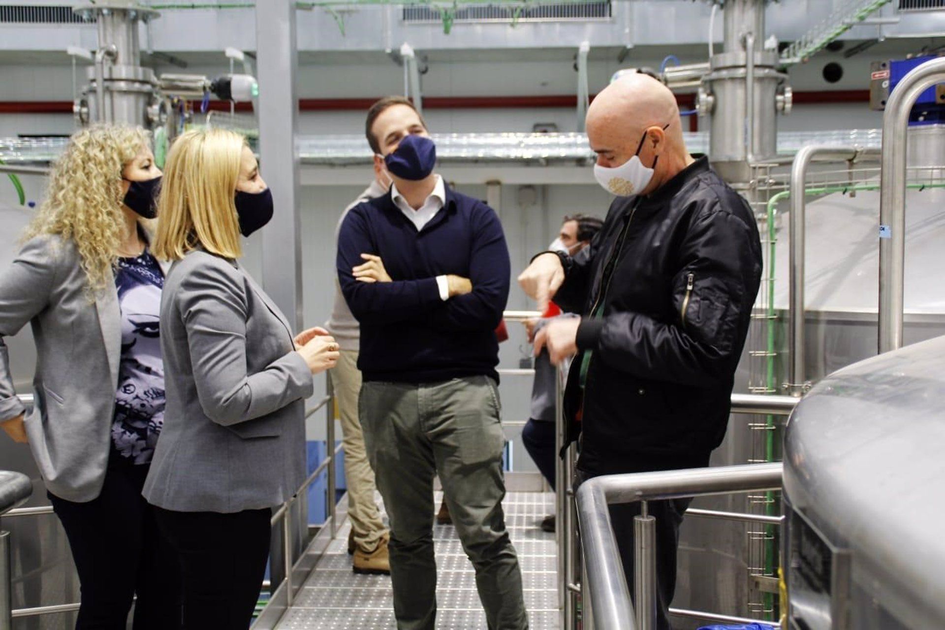 La alcaldesa de Alcalá, Ana Isabel Jiménez, en la fábrica de cerveza Gran Vía.