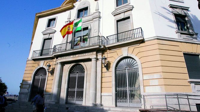 Fachada de la Audiencia Provincial, en Cádiz.