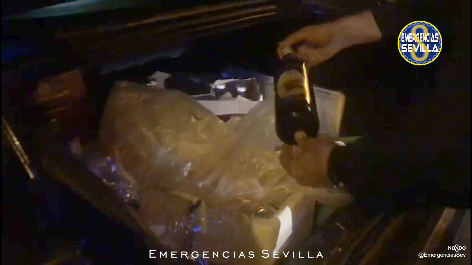 La Policía Local en el maletero del vehículo 'telebotellón' interceptado.