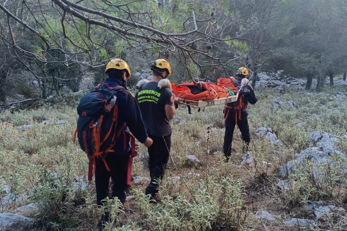 La senderista, rescatada por bomberos en la Sierra de Grazalema.