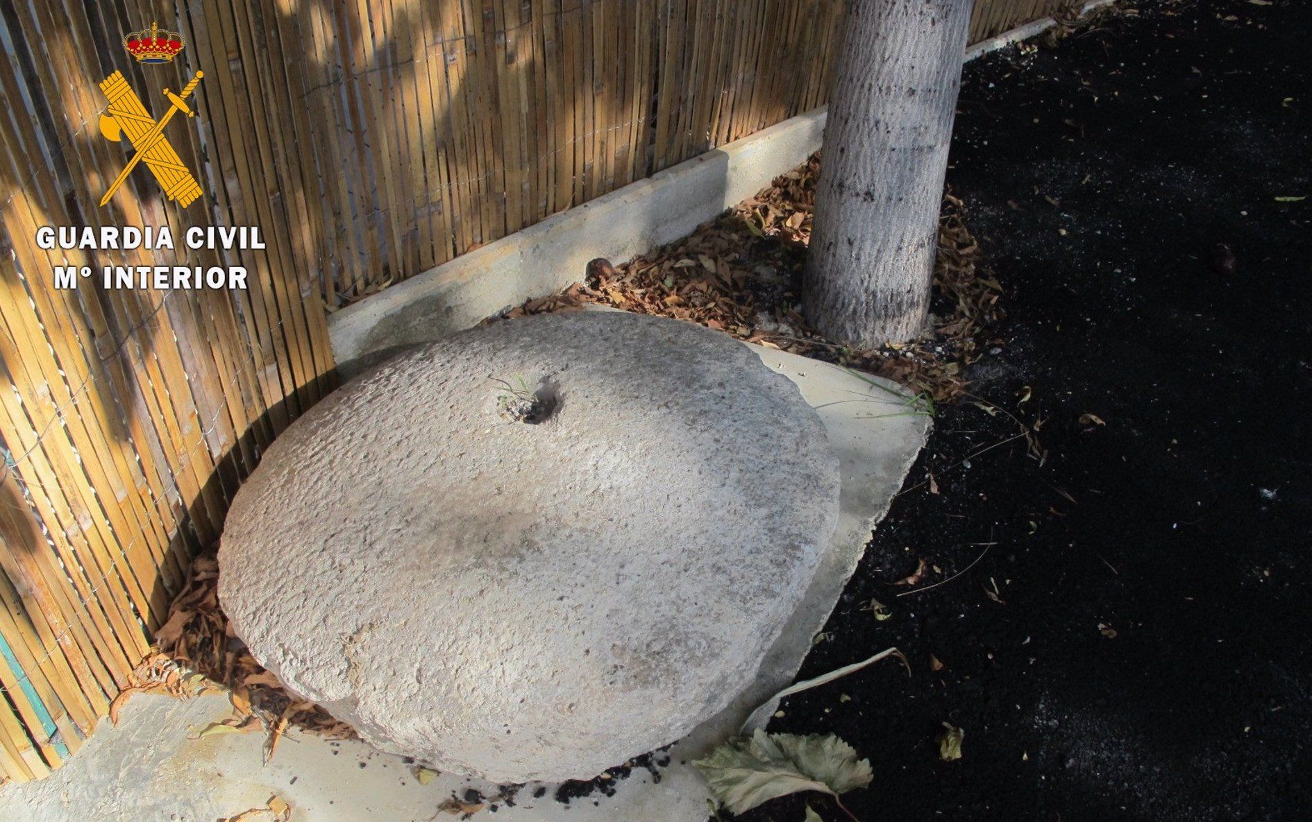La piedra molino romana incautada a un vecino de Granada.