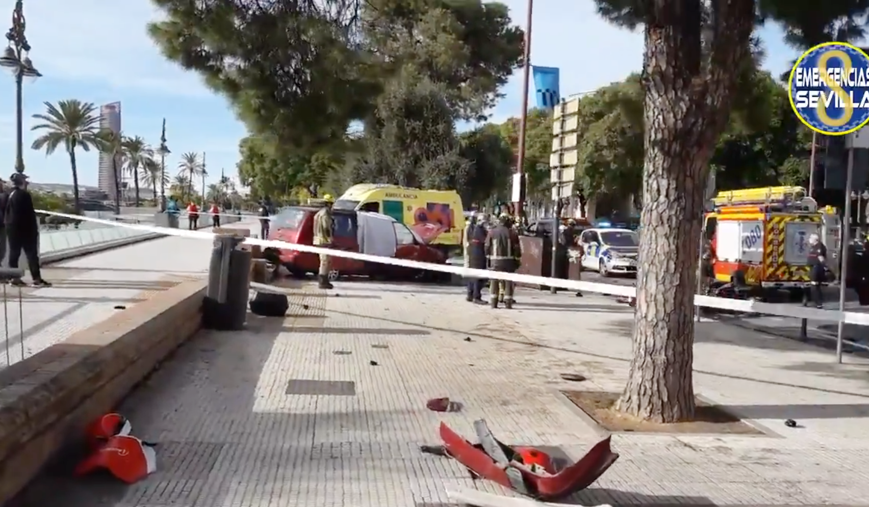 Restos del accidente en la Torre del Oro de Sevilla. FOTO: Emergencias Sevilla