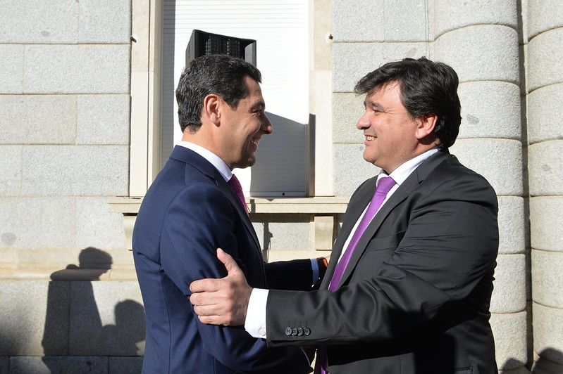 Moreno saluda a Cruz, el año pasado en visita institucional del presidente de la Junta al Ayuntamiento de Huelva.