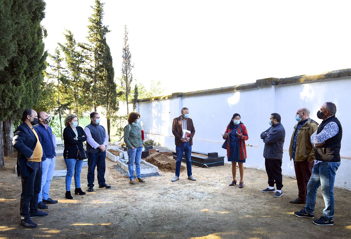 Ana Hérica Ramos y los miembros de la comunidad Al Umma en el cementerio islámico