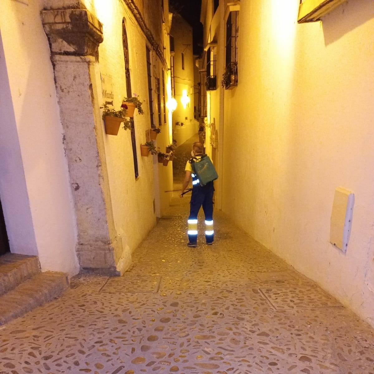 Un operario en el centro de Arcos desinfecta días atrás.