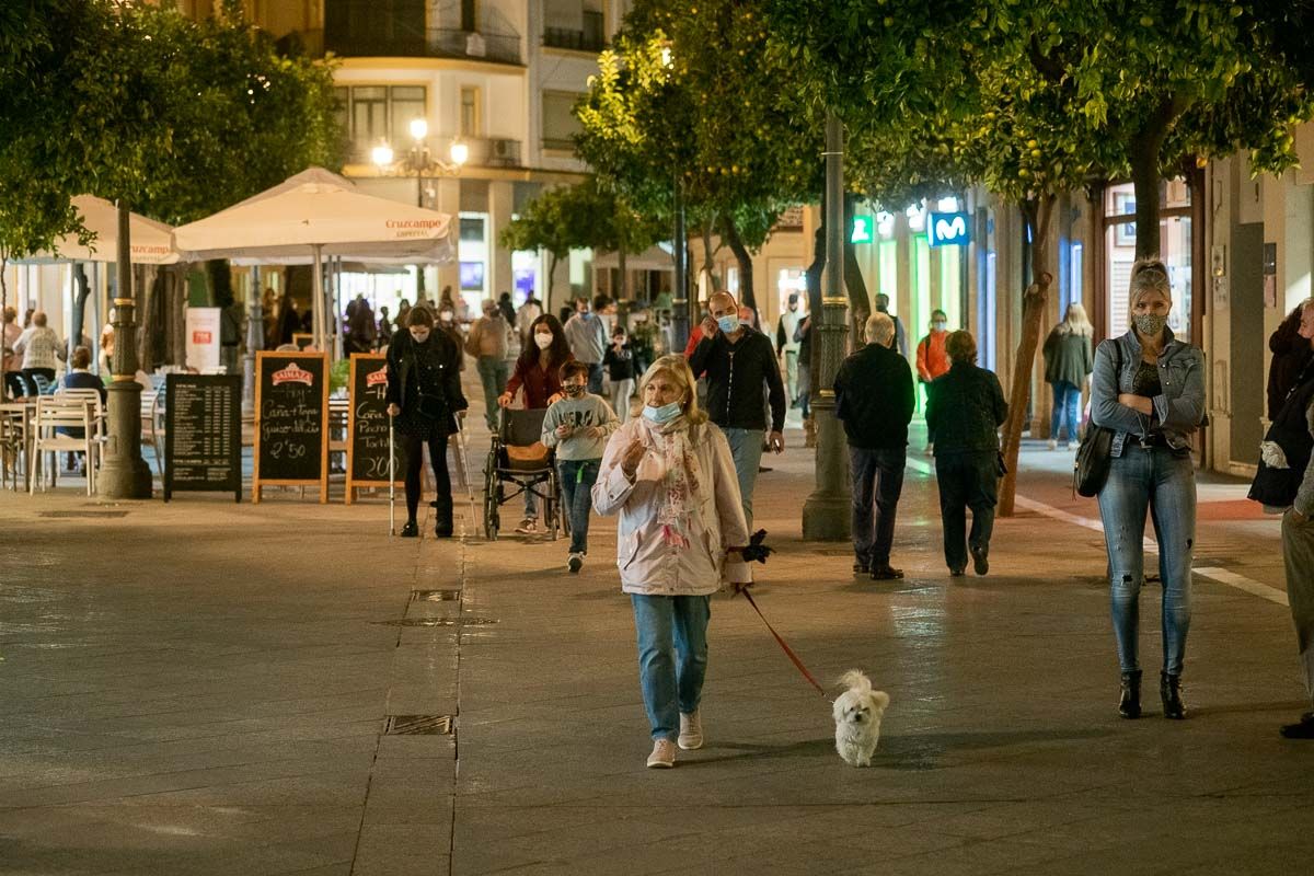 Varias personas pasean por calle Larga, durante la crisis sanitaria.