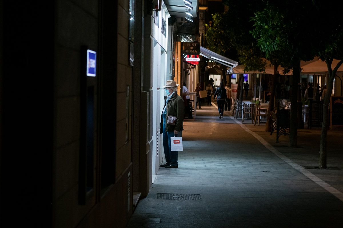 Un hombre con mascarilla por la ciudad, días atrás.