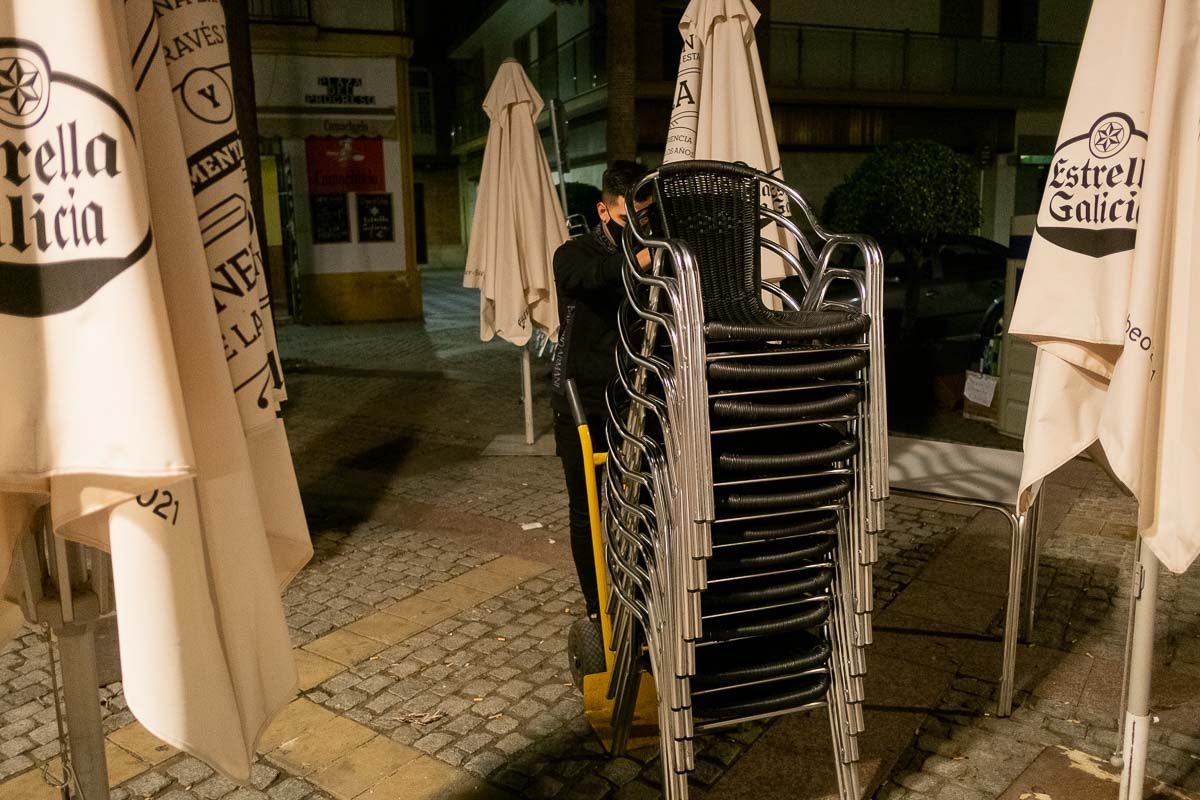 Sillas apiladas por la noche en el centro de Jerez, poco antes de imponerse el cierre a las seis de la tarde. 