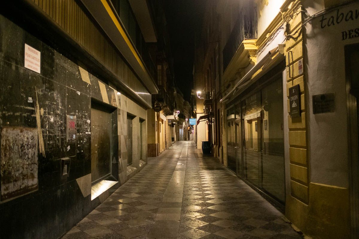 Una calle solitaria del centro de Jerez.