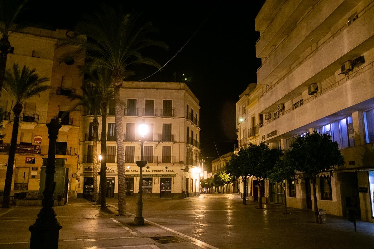 Calles del centro en Jerez, vacías durante el toque de queda.