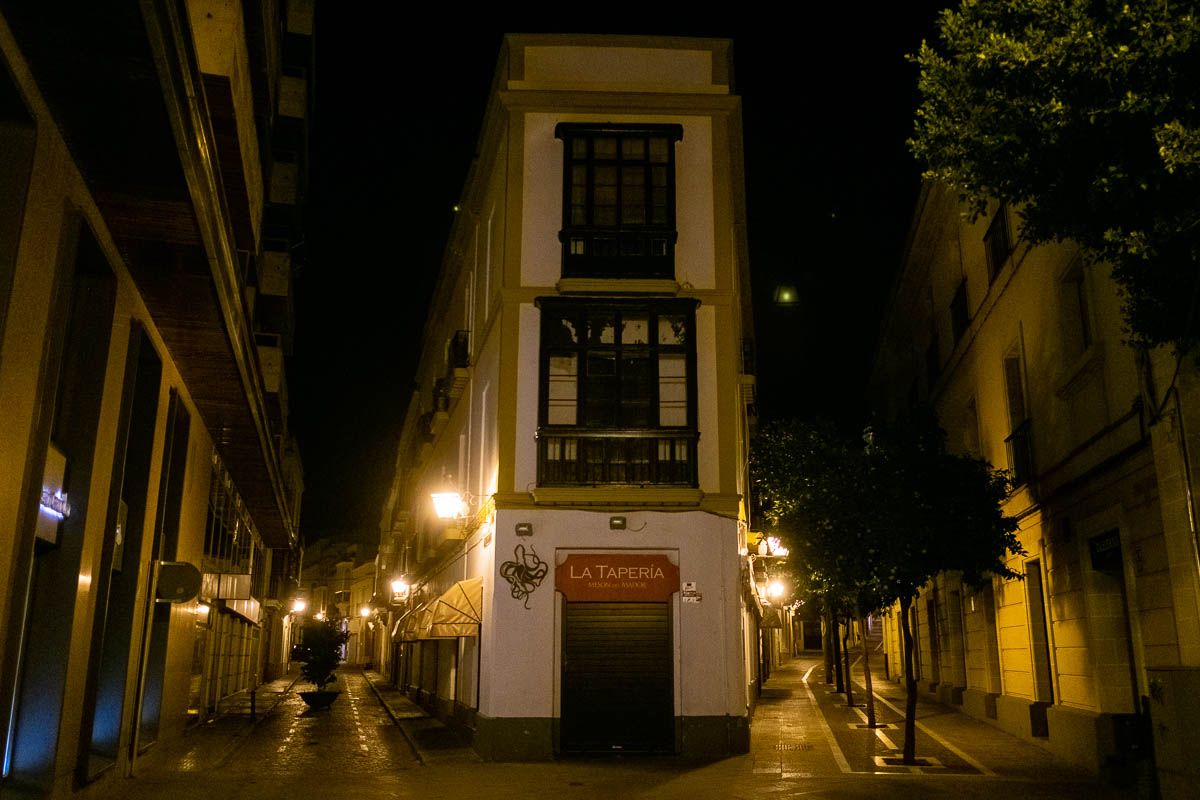 Calles desiertas al caer la noche, este pasado lunes en Jerez.
