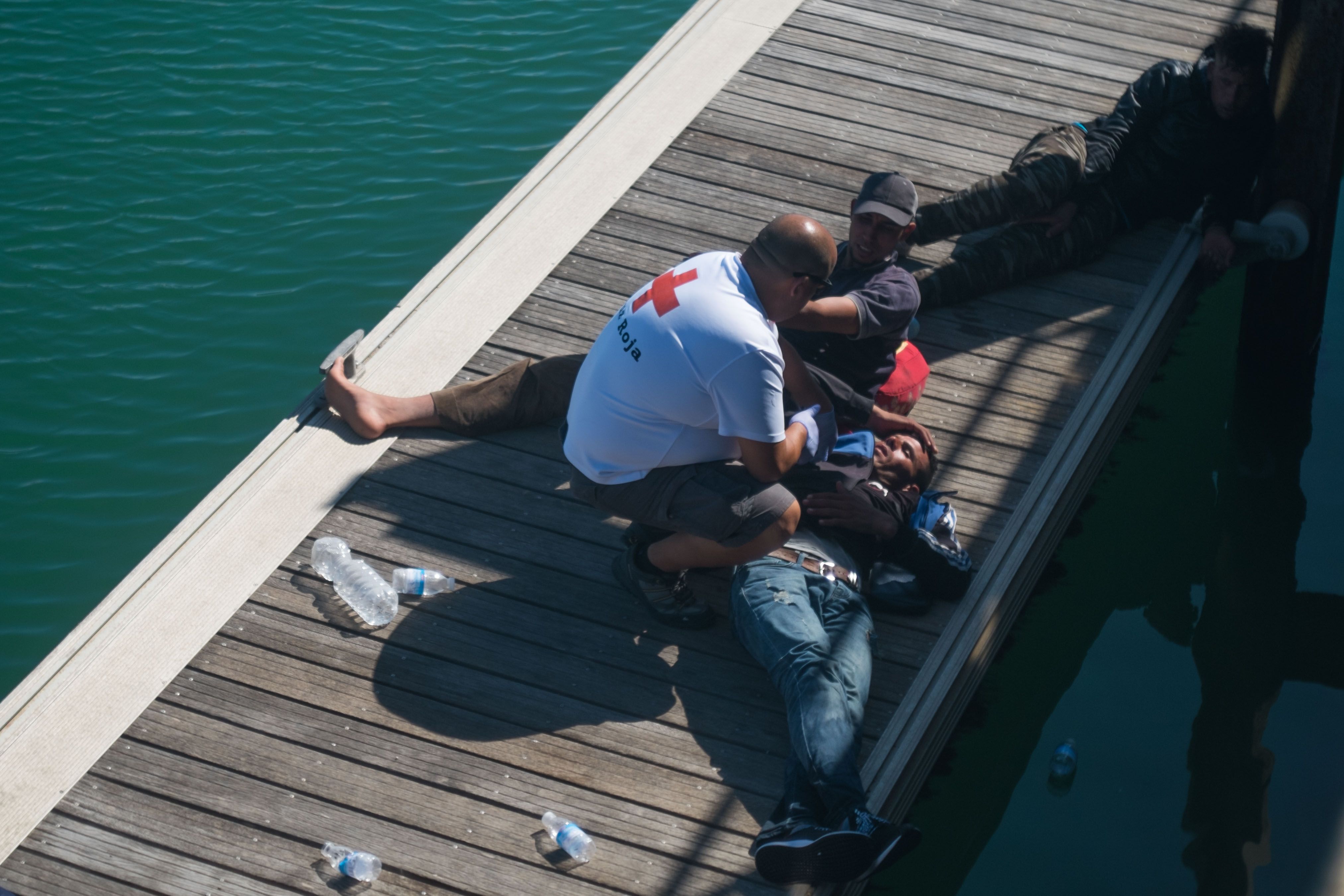España y Europa, inmigración. Personas migrantes atendidas por personal de Cruz Roja, en Cádiz.