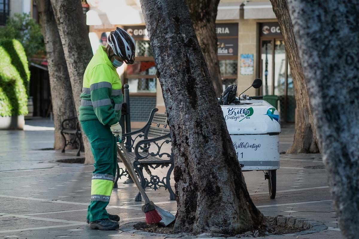 Un trabajador de la limpieza viaria de Jerez, en una imagen reciente.