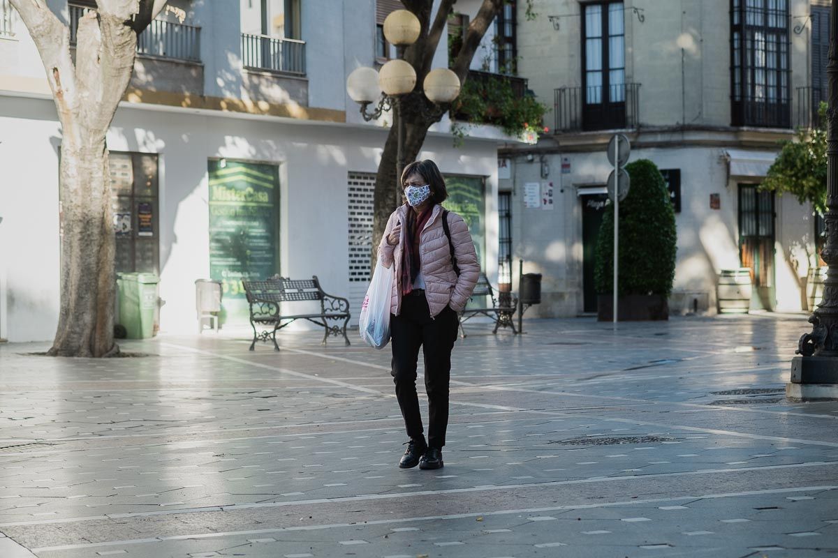 Una mujer pasea con mascarilla por la plaza Plateros de Jerez, en una imagen reciente.