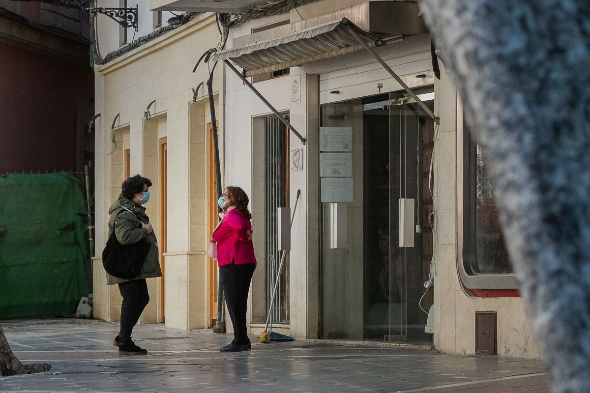 Dos personas conversan en la zona de Plateros, en el centro de Jerez, con mascarillas contra el covid. Dos personas conversan en la zona de Plateros, en el centro de Jerez, con mascarillas contra el covid.
