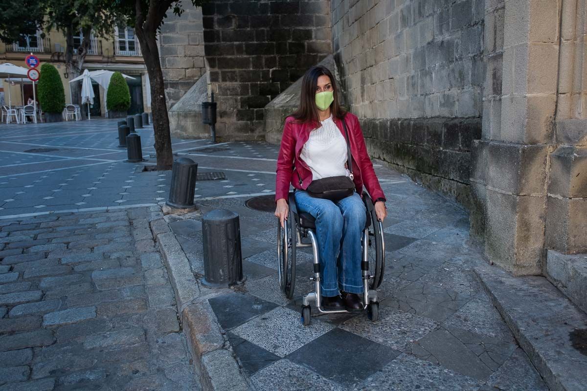 Debóra Espinel, en silla de ruedas, de camino al trabajo.