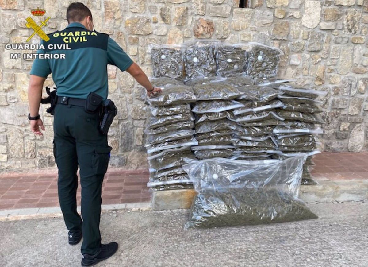 La Guardia Civil en una operación contra la venta de marihuana y hachís. La Guardia Civil en una operación contra la venta de marihuana y hachís.