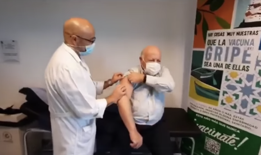 El consejero de Salud, Jesús Aguirre, vacunándose en días pasados de la gripe. Imagen: Junta