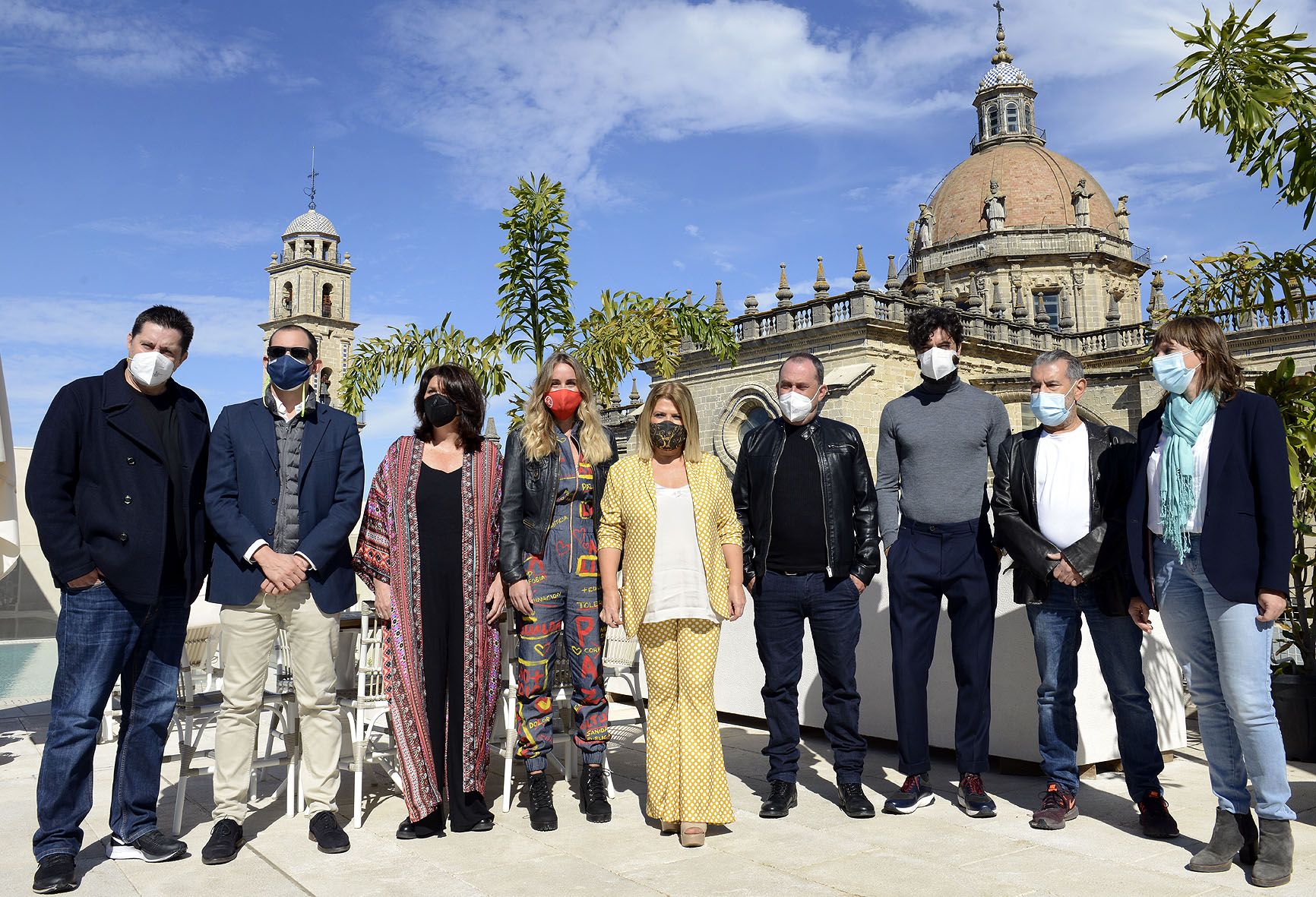 La alcaldesa Mamen Sánchez, con parte del elenco de la película 'El verano que vivimos'.