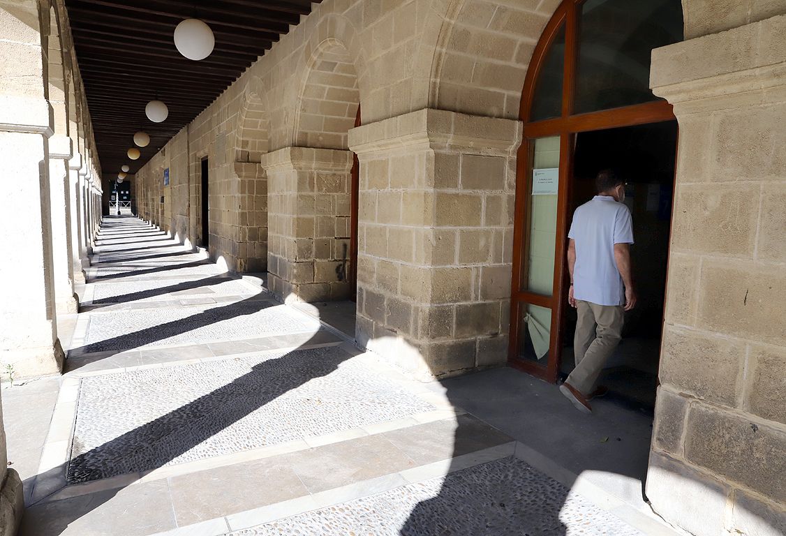 Uno de los accesos de la Delegación Municipal de Urbanismo del Ayuntamiento de Jerez, en el edificio Los Arcos.