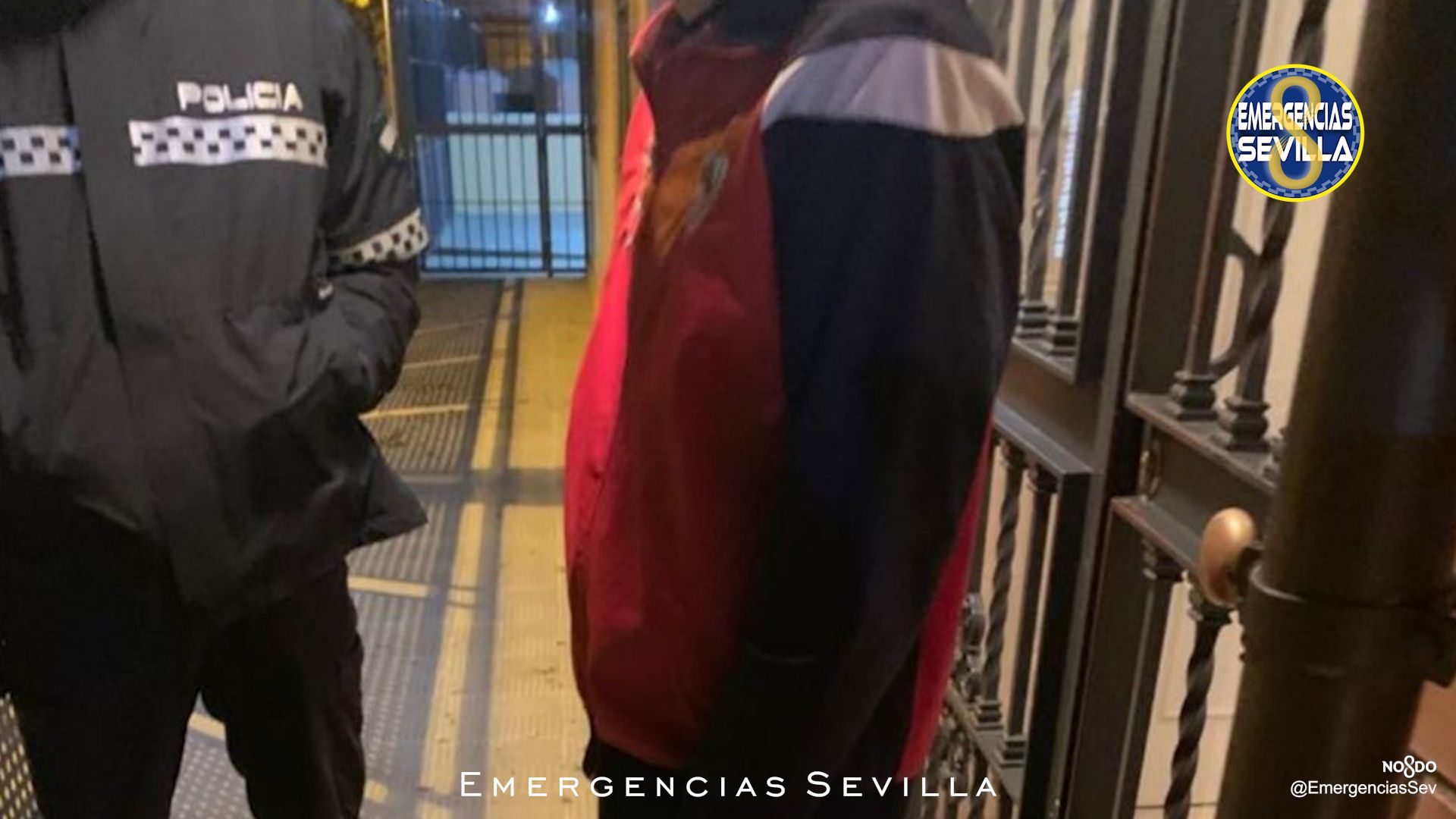 Un momento de la identificación de uno de los individuos de Pino Montano. FOTO: Emergencias Sevilla