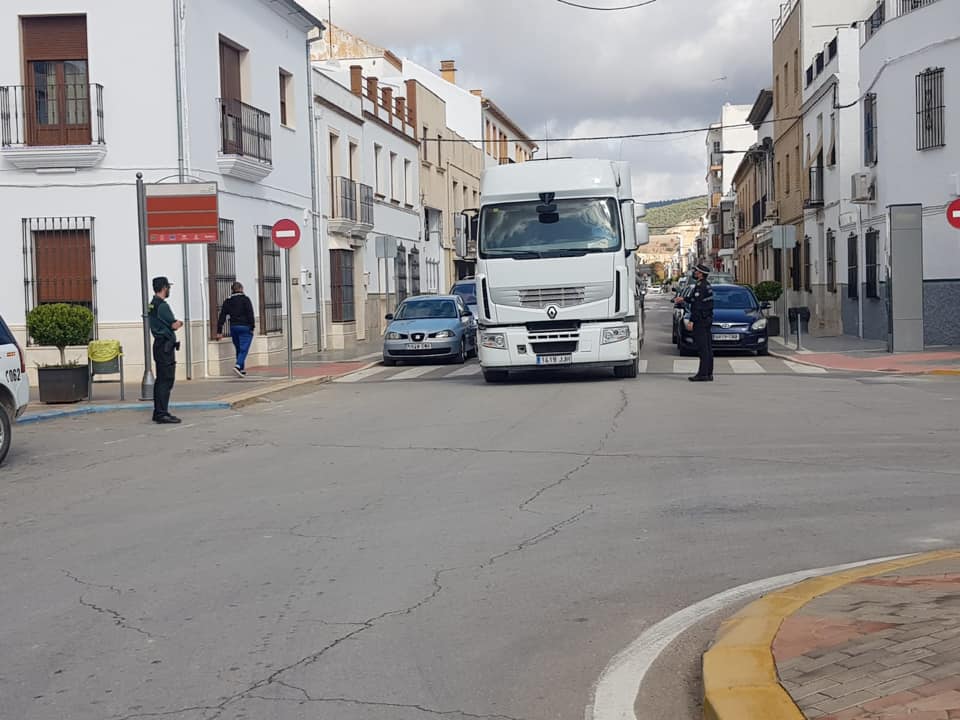 Controles perimetrales en los accesos a Pedrera, en una imagen de esta semana. Autor: Ayuntamiento de Pedrera