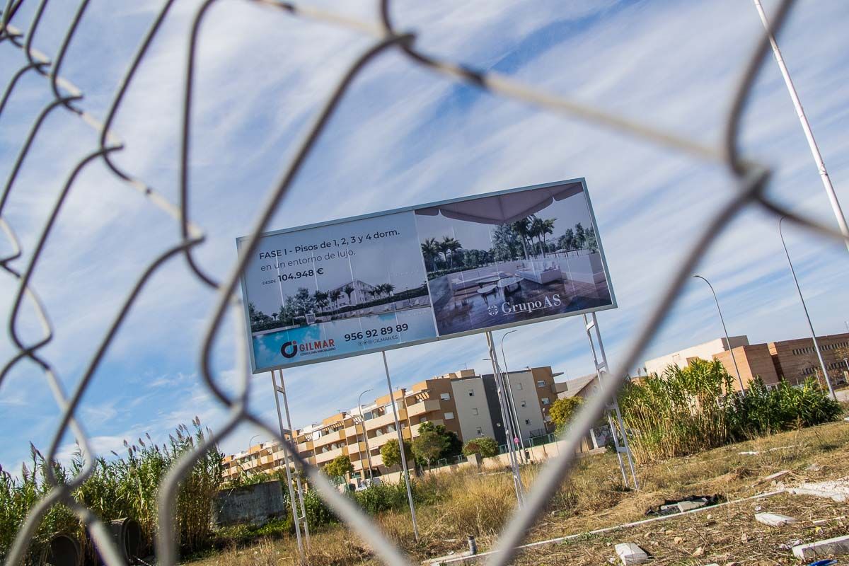 Un cartel de Gilmar, de una promoción de obra nueva, en Jerez.