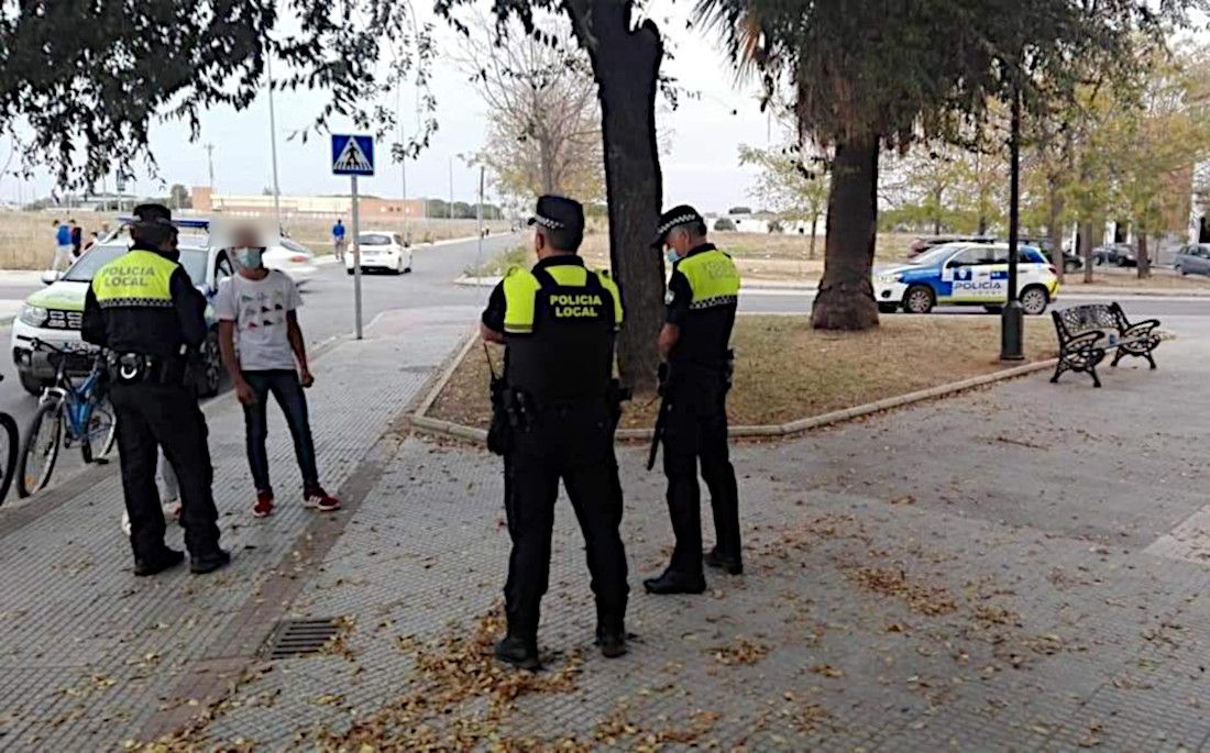 Un control policial en Los Palacios para el cumplimiento de las medidas frente al covid. FOTO: Ayto. Los Palacios