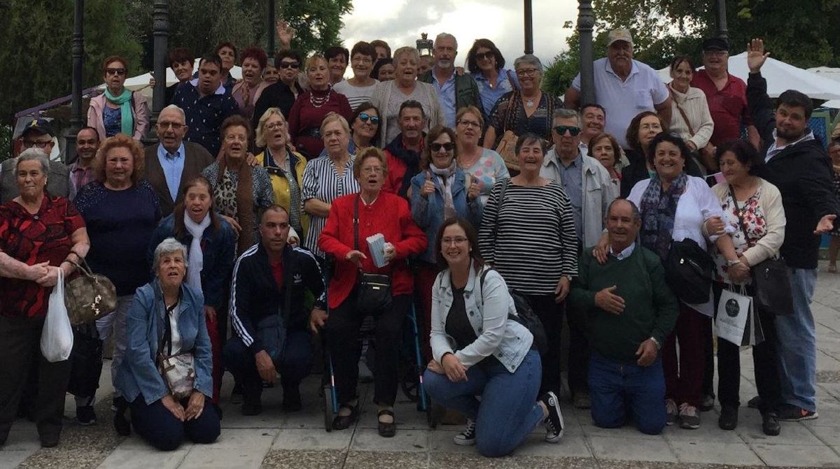 Grupo de mayores de Chipiona que han elaborado la berza y las torrijas con moscatel. Grupo de mayores de Chipiona que han elaborado la berza y las torrijas con moscatel.