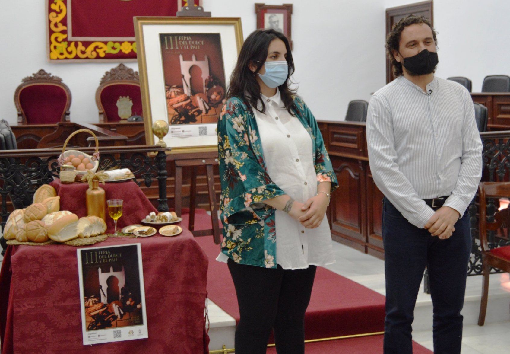 El alcalde de Medina, Fernando Macías, y la concejala de Turismo, Maribel Gautier, durante la presentación del cartel de la III Feria del Dulce y el Pan.