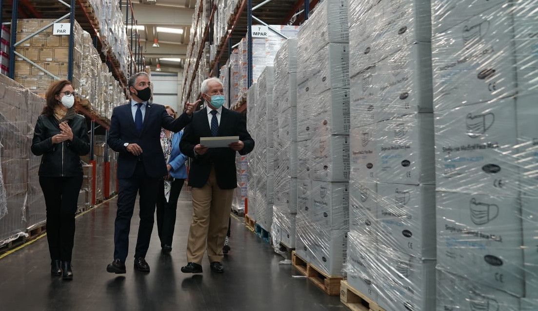 Bendodo, en la visita a los almacenes de materiales del SAS donde ya ha hablado de confinamiento. FOTO: Junta