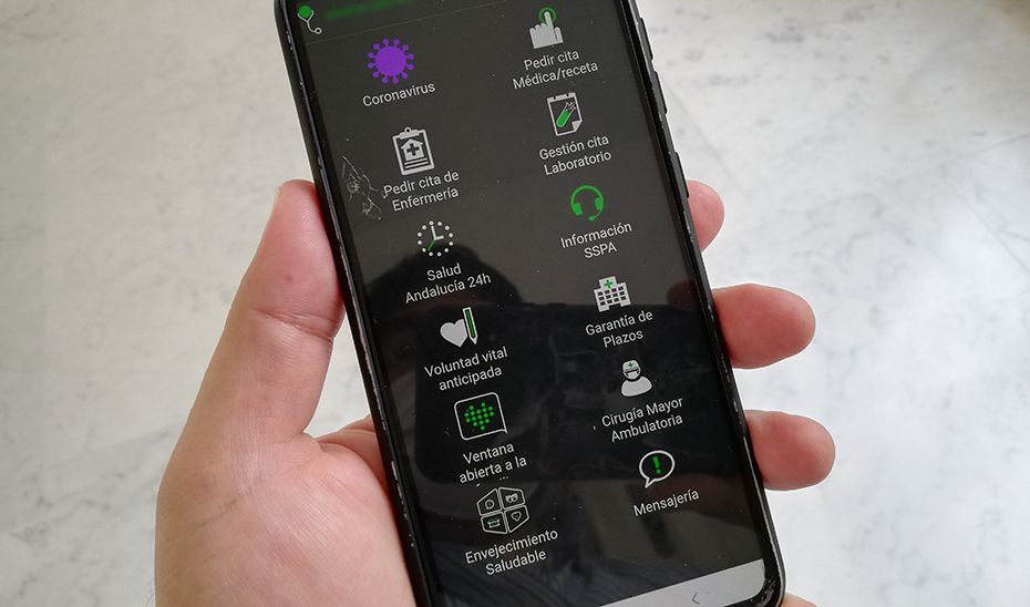 Un usuario consulta la aplicación de Salud Responde, del Servicio Andaluz de Salud, en su teléfono móvil.
