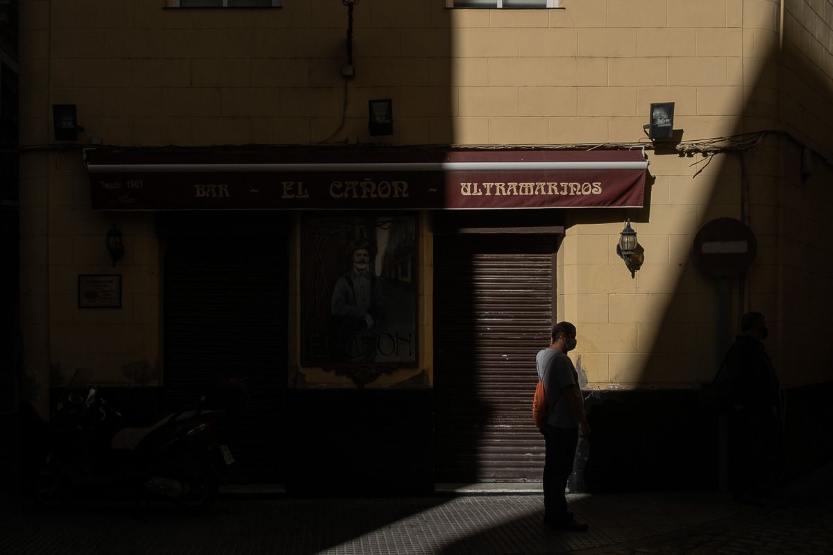 Un hombre pasea por Cädiz con mascarilla.