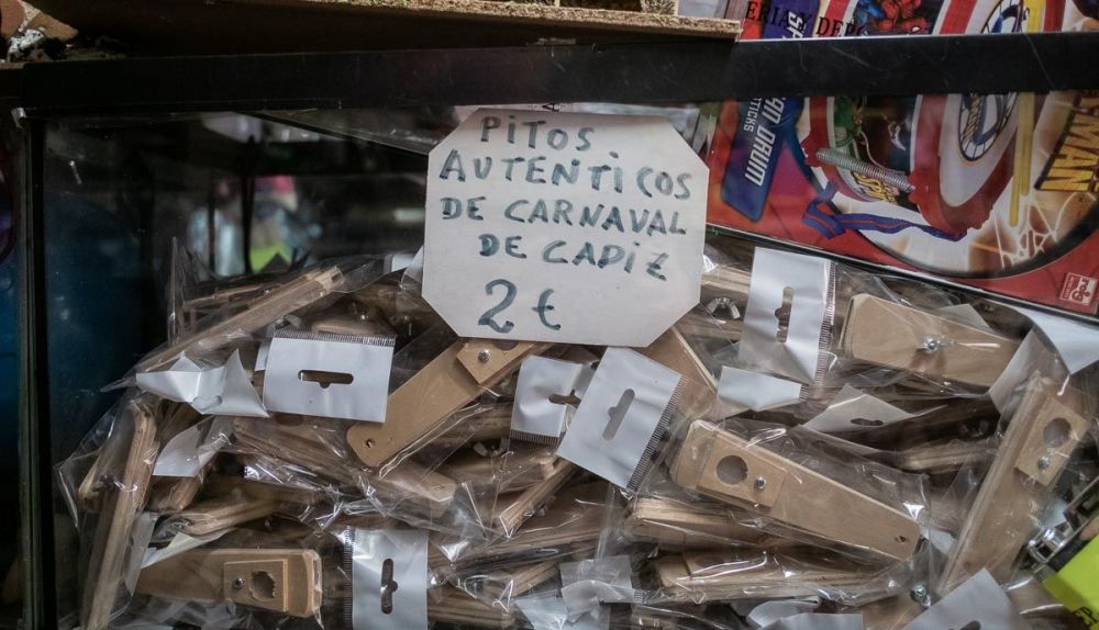 Artículos carnavalescos en la tienda de 'El Millonario'. Autor: Manu García