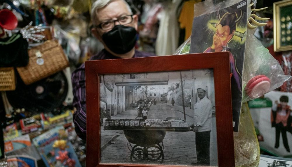 'El Millonario' muestra, en el interior de su mítica tienda gaditana, un retrato del antiguo negocio de su padre, en días pasados.