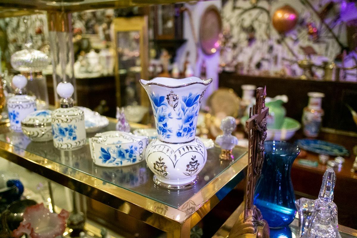 Piezas de coleccionismo y antigüedades en una imagen de archivo.