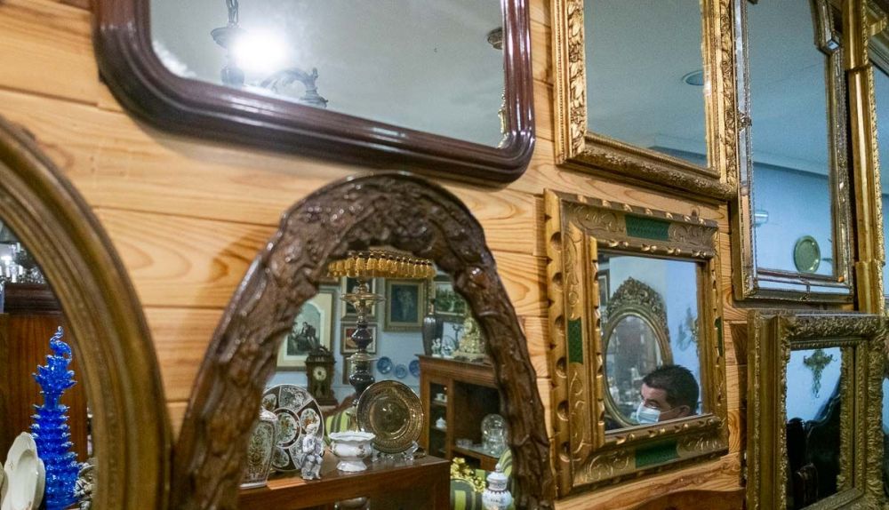 Espejos en la tienda de decoración jerezana.